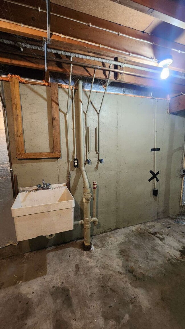 Building Photo - 3 Bedroom Duplex with Attached Garage & La...