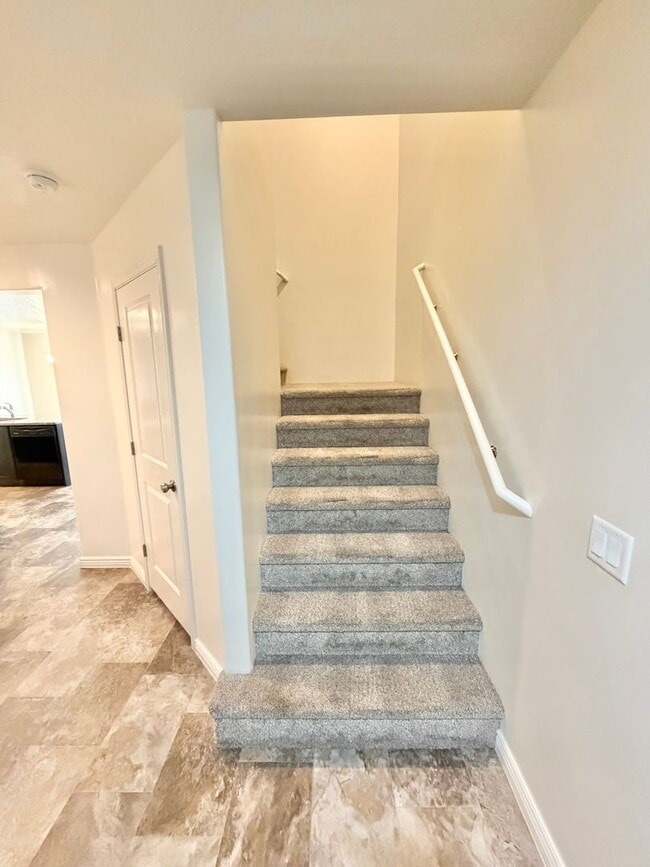 Building Photo - Town home in Little Valley Area. End Unit!!