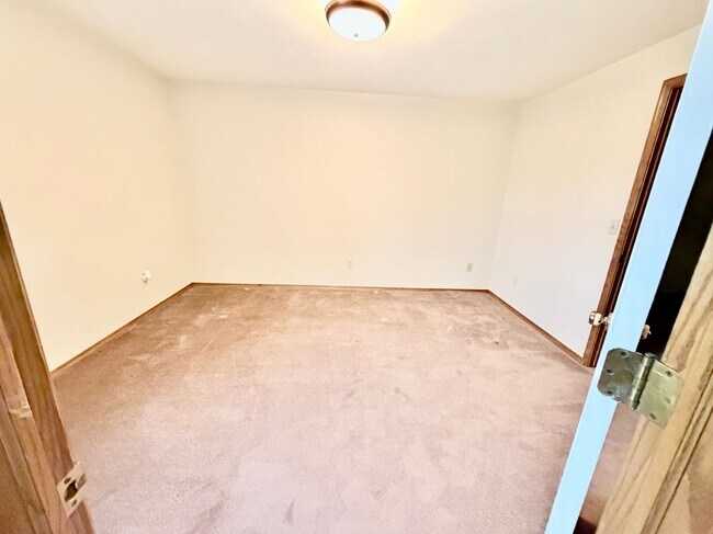 Building Photo - 2585 N Millbrook Rd