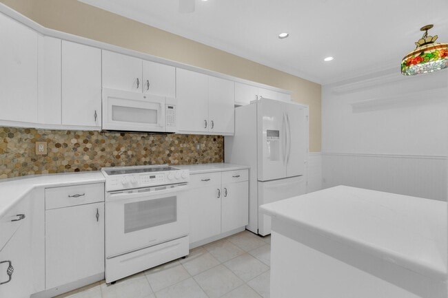 Building Photo - 10664 Royal Caribbean Cir