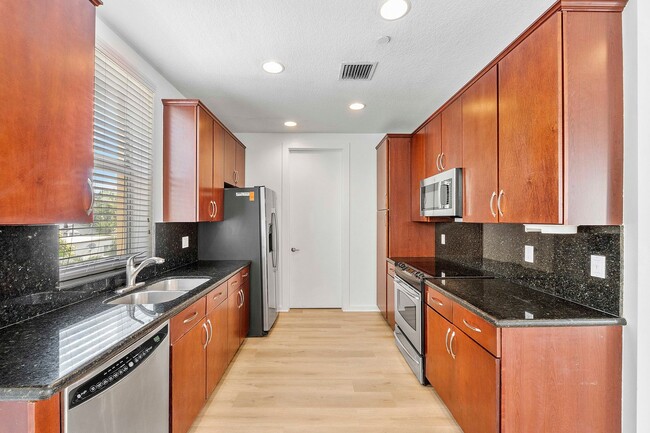 Building Photo - LARGE 3-bed, 3-bath townhome with 2-car ga...