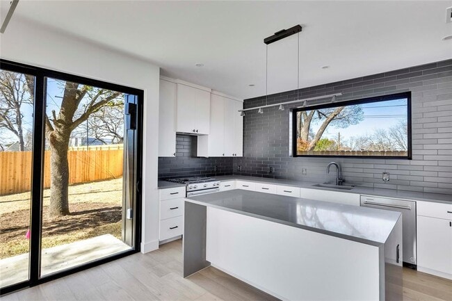 Building Photo - 1804 Sylvan Dr