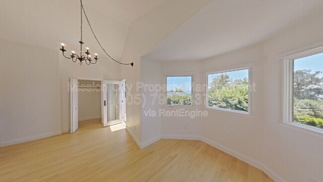 Building Photo - 2570 Lillie Ave