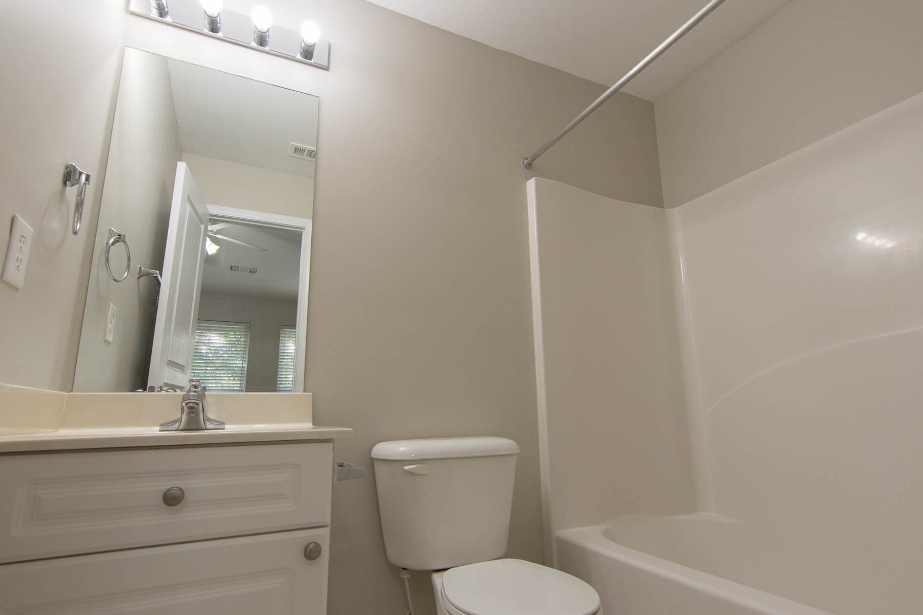 Building Photo - 490 Barnett Shoals Rd