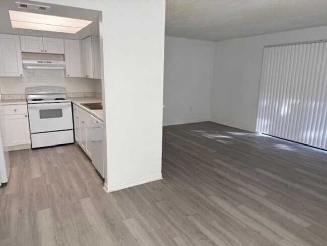 Building Photo - Coral Gardens one bedroom condo