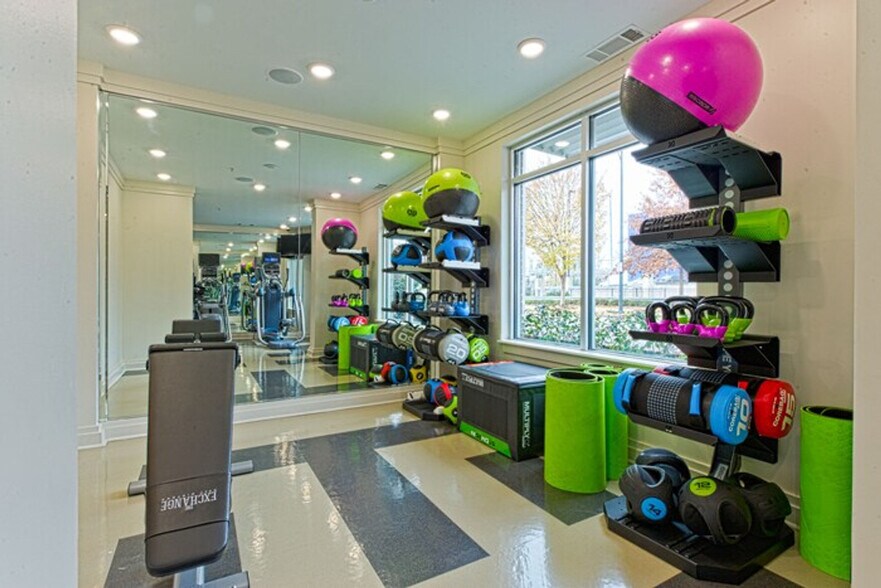 Building Photo - 555 14th St NW