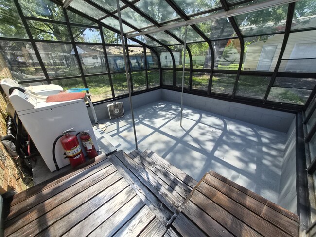 Building Photo - 464 Carol Dr