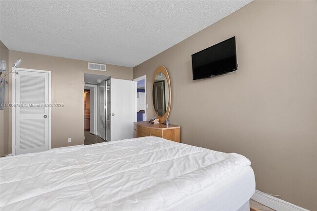 Building Photo - 2030 S Ocean Dr