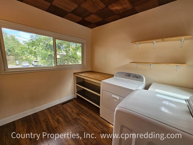 Building Photo - Charming Downtown House with Modern Amenit...