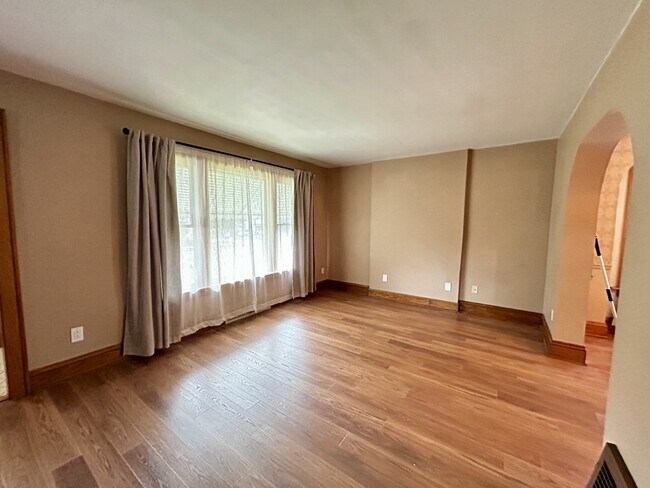 Building Photo - 1023 Sackett Ave