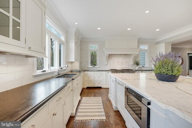 Building Photo - 9884 River Chase Way