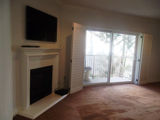 Building Photo - Luxurious condo with top of the line appli...