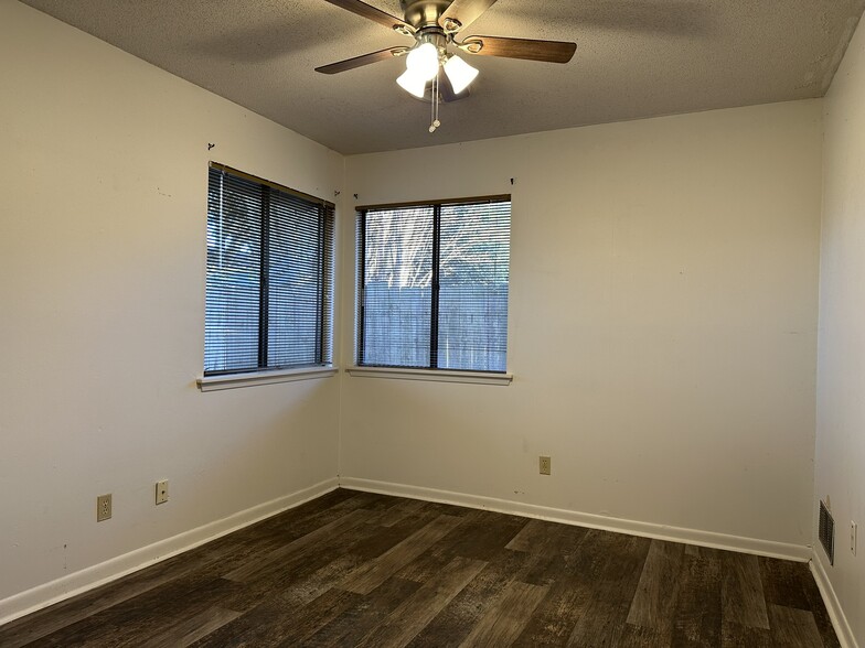 Building Photo - 103 Montego Ct