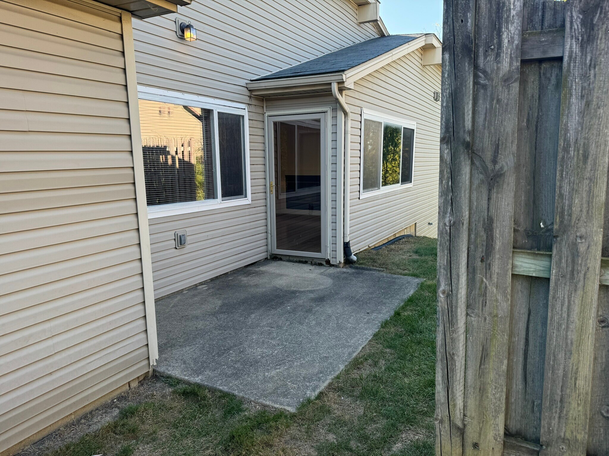 Building Photo - 716 Hilltop Ln