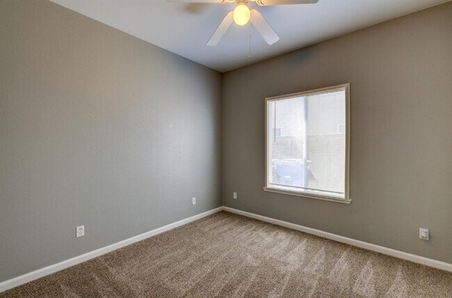 Building Photo - 4666 W Oswego Ave
