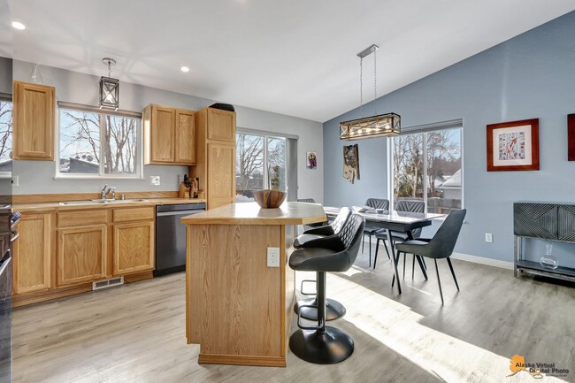 Building Photo - Fully Furnished Three Bedroom Executive Re...