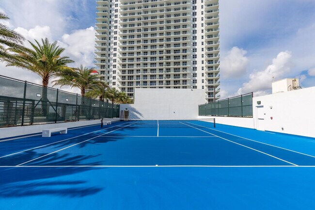Building Photo - 2723 Hallandale Beach Blvd