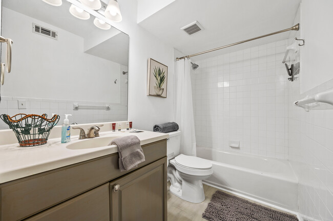 Clean and sanitized bathroom - 3091 Colonial Way