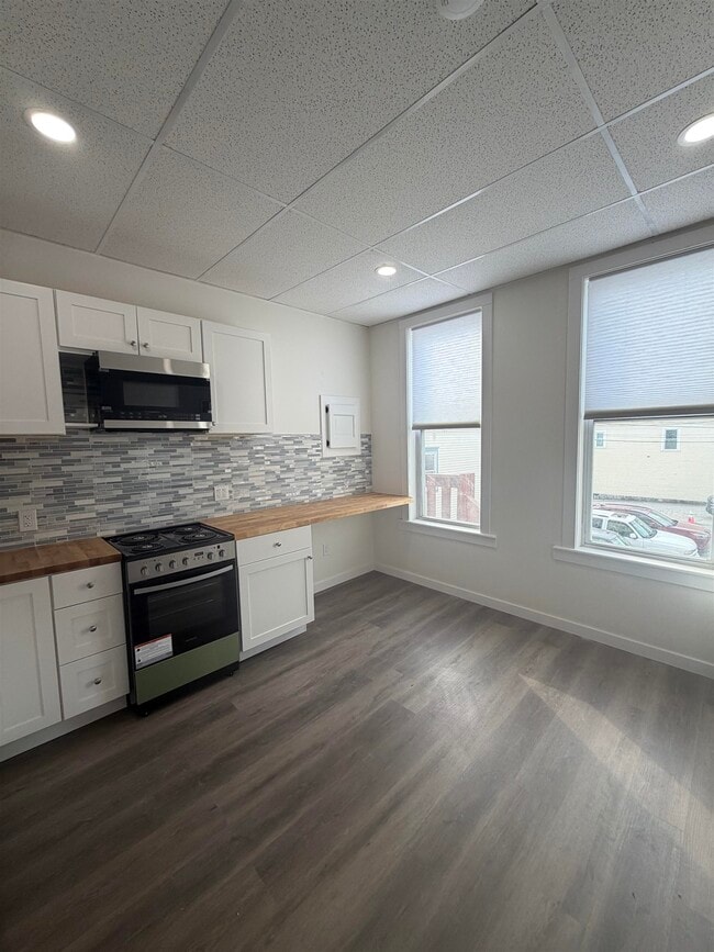 Building Photo - 158 Main St