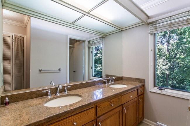 Building Photo - Light & Bright Home