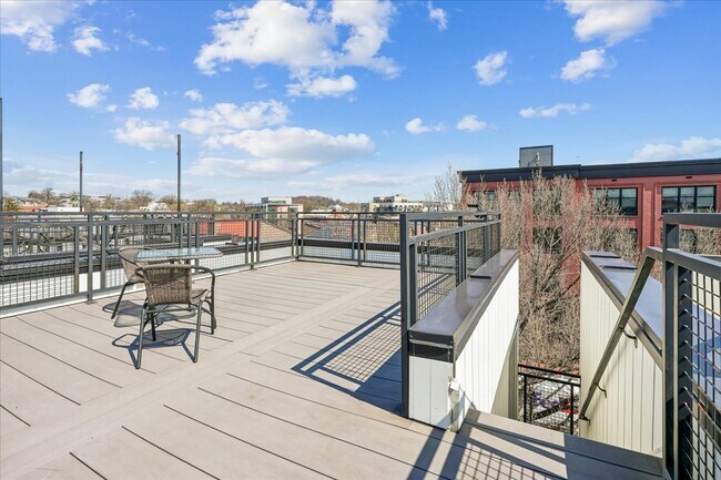 Building Photo - 810 13th St NE