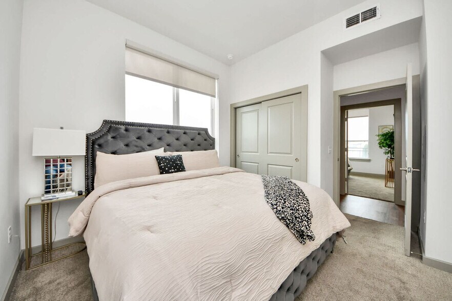 Building Photo - 1111 Shepherd Dr