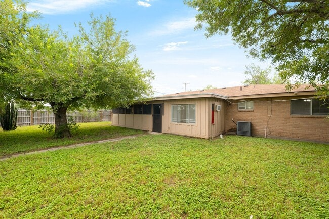 Building Photo - Spacious 3 bedroom, 2 bathroom home in the...