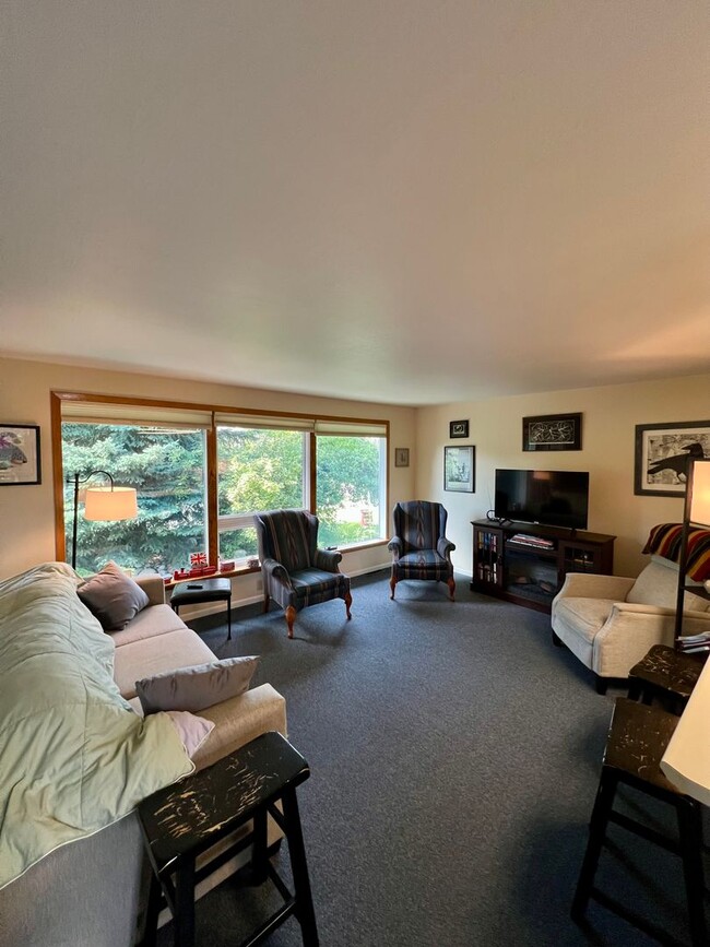 Building Photo - Available Nov 1st / Furnished / 1-Car Gara...