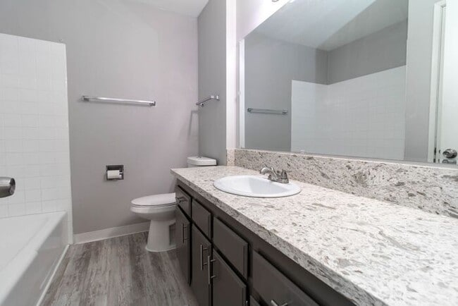 Building Photo - Spacious 2 bedroom apartment at French Cha...