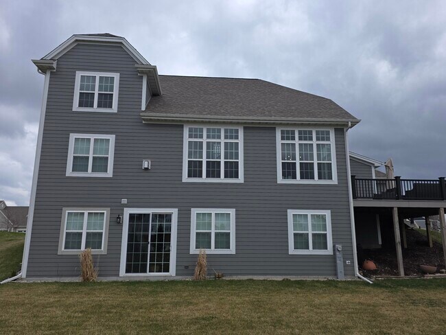 Building Photo - W239N3777 River Birch Ct