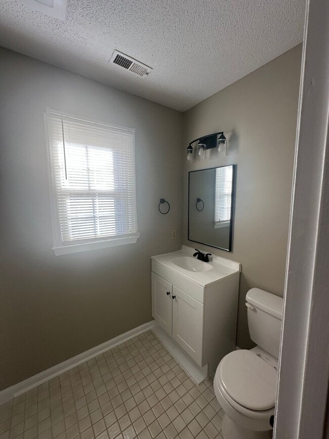 Building Photo - Gorgeous and very roomy 2-story home featu...