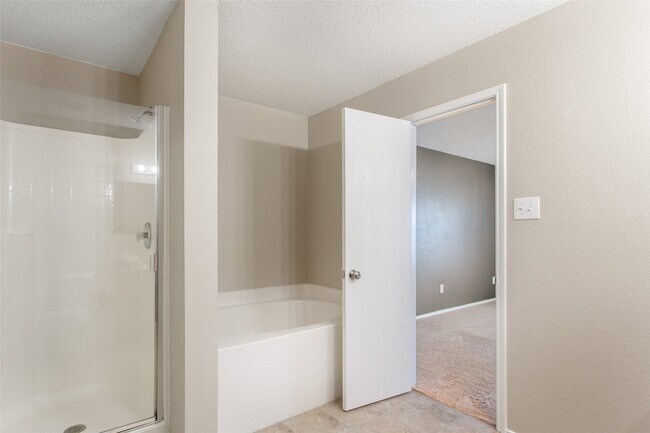 Building Photo - 2700 Peach Dr