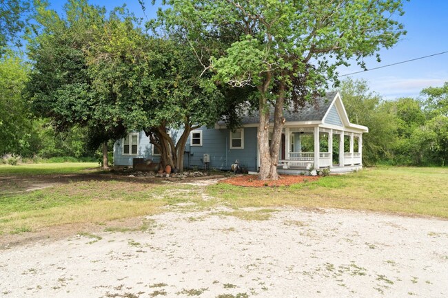 Building Photo - Updated 3-Bed, 2-Bath Home on Private Road...