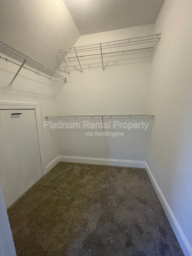 Building Photo - 1305 Smithdale Heights Dr