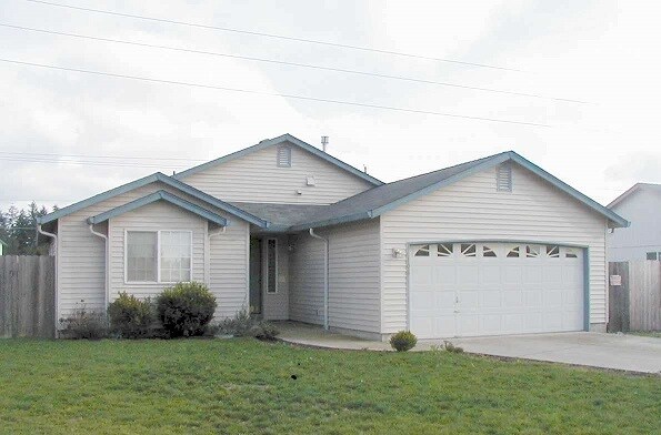 Primary Photo - THREE NEDROOM TWO BATH LOCATED IN ORCHARDS