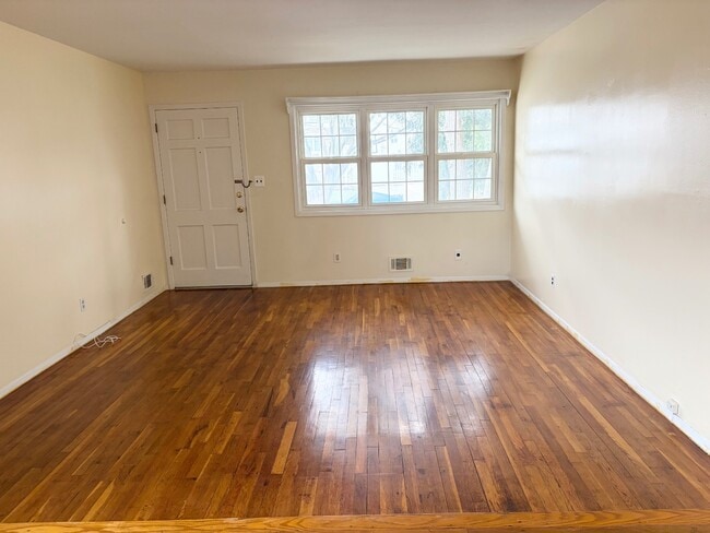 Building Photo - 107 Ebony St