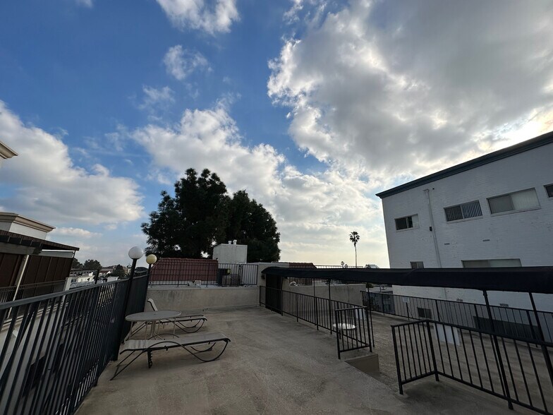 Rooftop deck - 11639 Chenault St