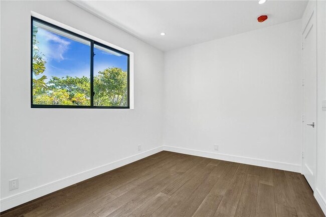 Building Photo - 1211 SE 1st St