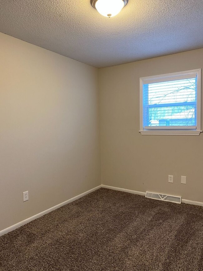 Building Photo - 4334 W Bethany Dr