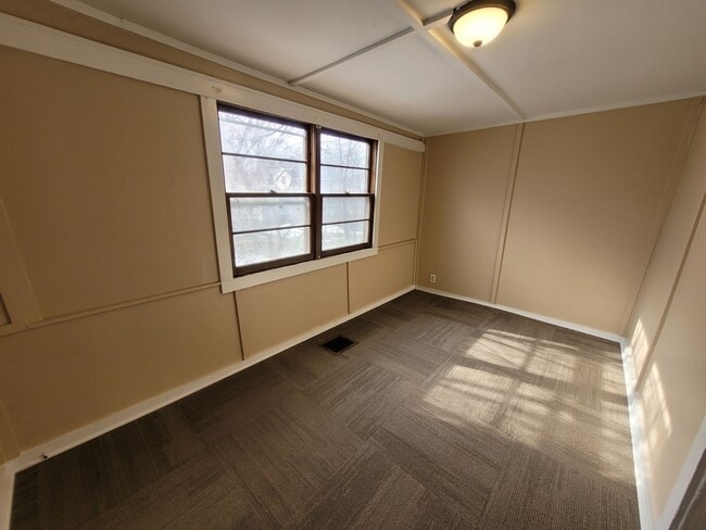 Building Photo - Two Bedroom Home with Washer/Dryer