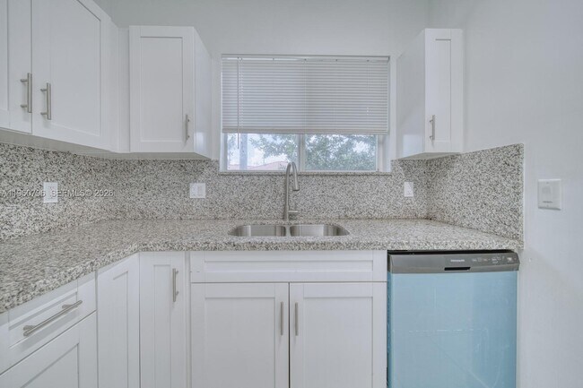 Building Photo - 14885 NE 7th Ave