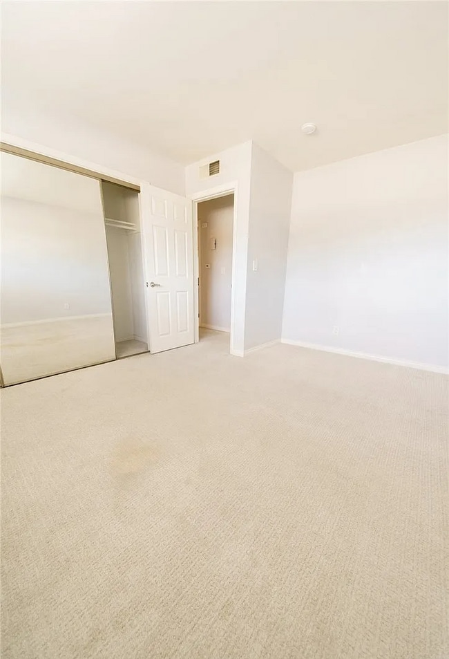 Building Photo - WELL MAINTAINED CONDO AT CREEKSIDE VILLAGE!