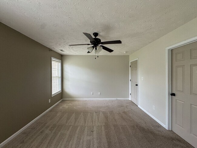 Building Photo - Lovely 3 Bed 2 Bath Fayetteville Home with Fenced Yard