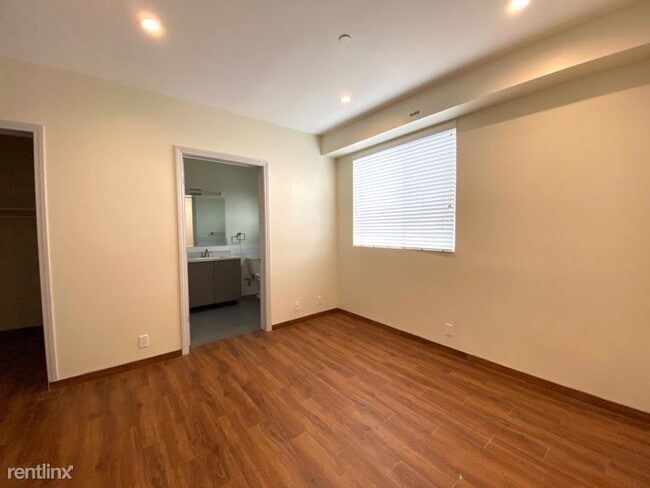 Building Photo - 953 N Normandie Ave