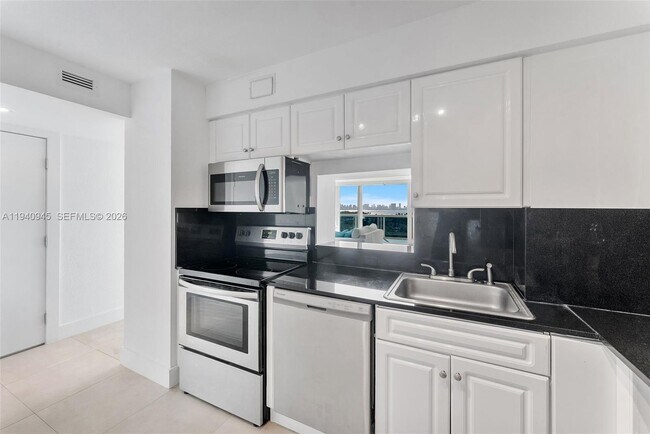 Building Photo - 6770 Indian Creek Dr