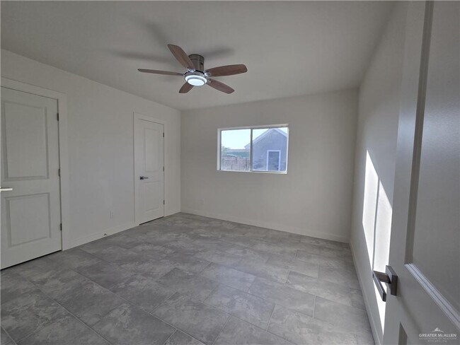 Building Photo - 15 Serg Loop