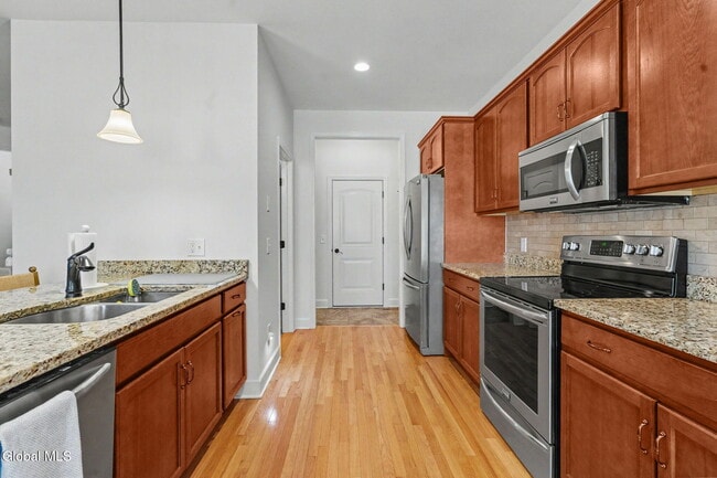 Building Photo - 4B Inglewood Dr