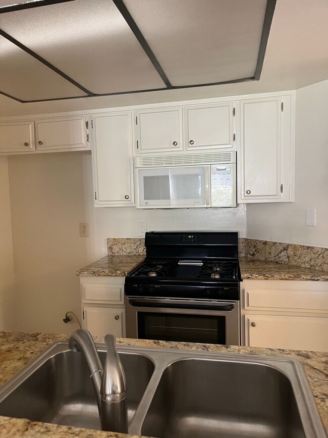 Building Photo - Spacious 2-Bedroom Condo on the First Floo...
