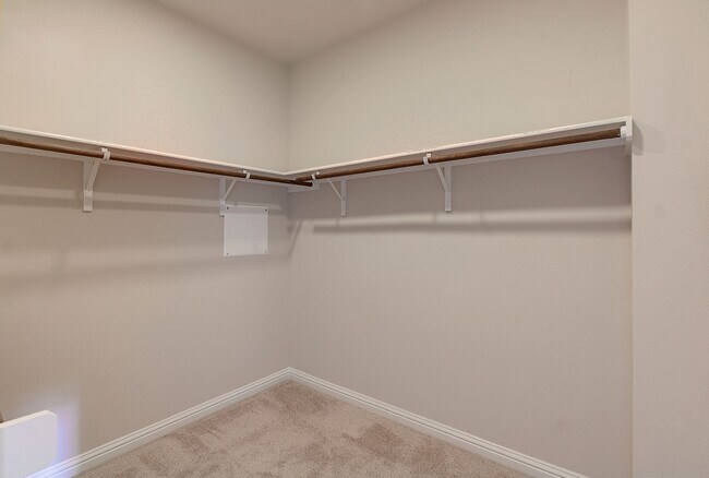 Building Photo - 13800 Lyndhurst St
