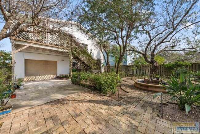 Building Photo - 813 N Shore Dr